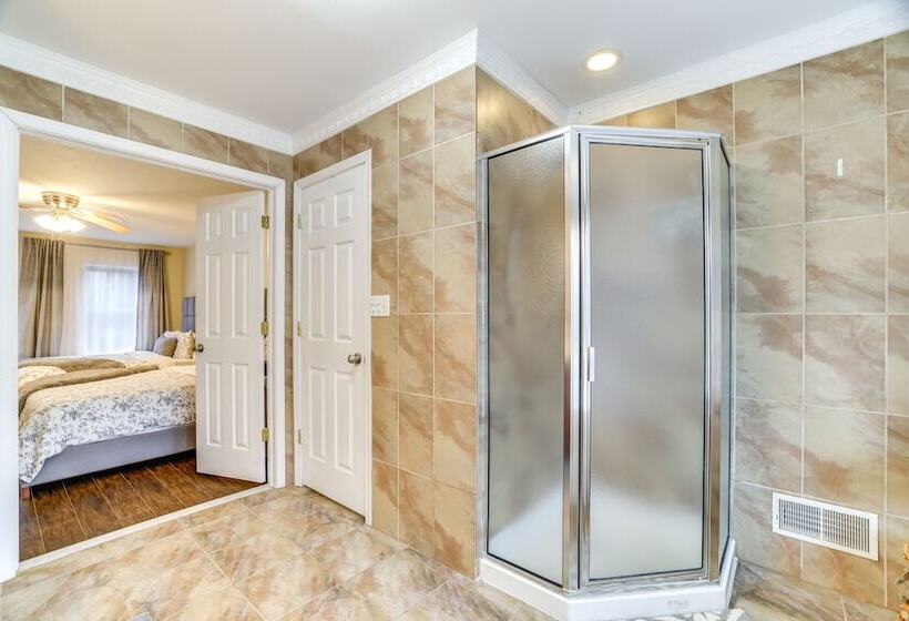 Pet Friendly Tobyhanna Escape Near Hiking & Skiing