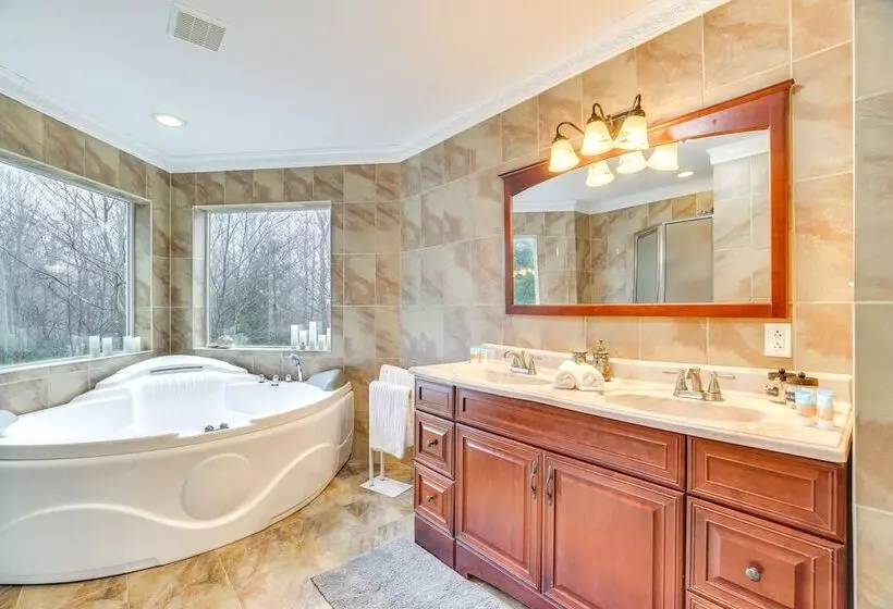 Pet Friendly Tobyhanna Escape Near Hiking & Skiing