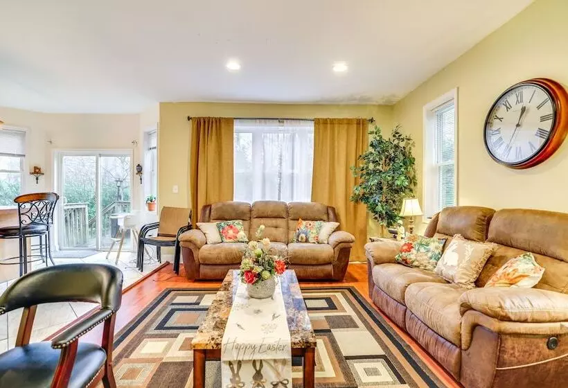 Pet Friendly Tobyhanna Escape Near Hiking & Skiing