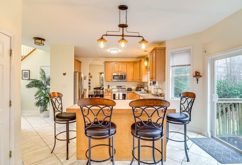 Pet Friendly Tobyhanna Escape Near Hiking & Skiing