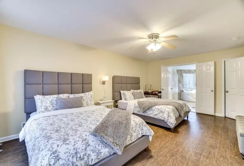 Pet Friendly Tobyhanna Escape Near Hiking & Skiing