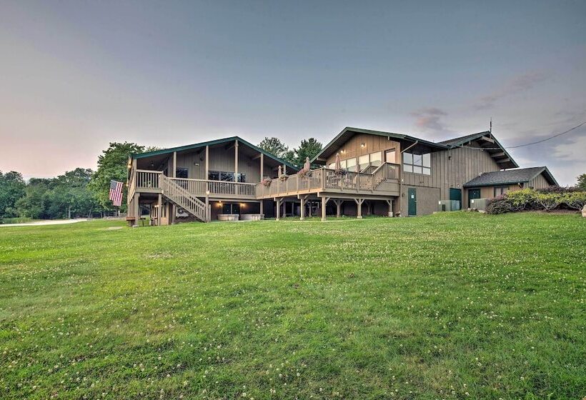 Pet Friendly Tobyhanna Escape Near Hiking & Skiing