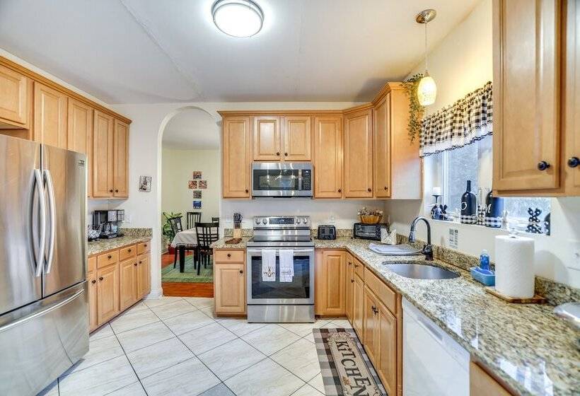 Pet Friendly Tobyhanna Escape Near Hiking & Skiing