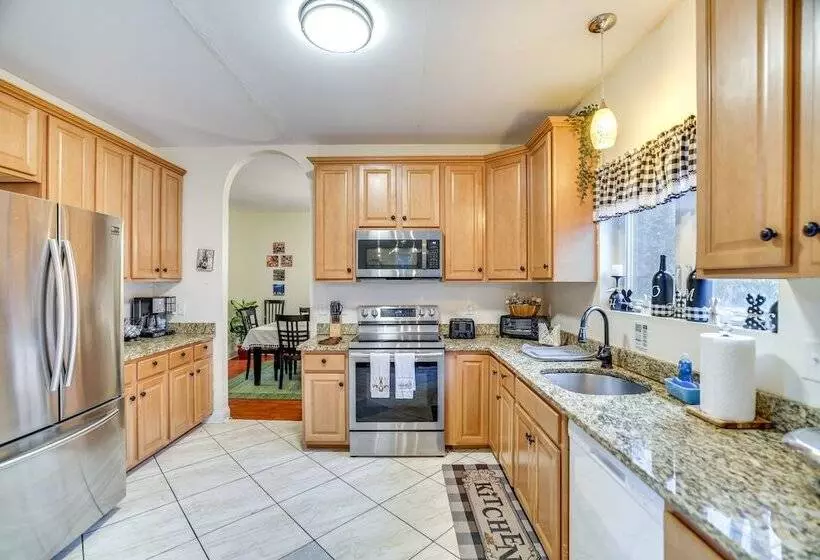 Pet Friendly Tobyhanna Escape Near Hiking & Skiing