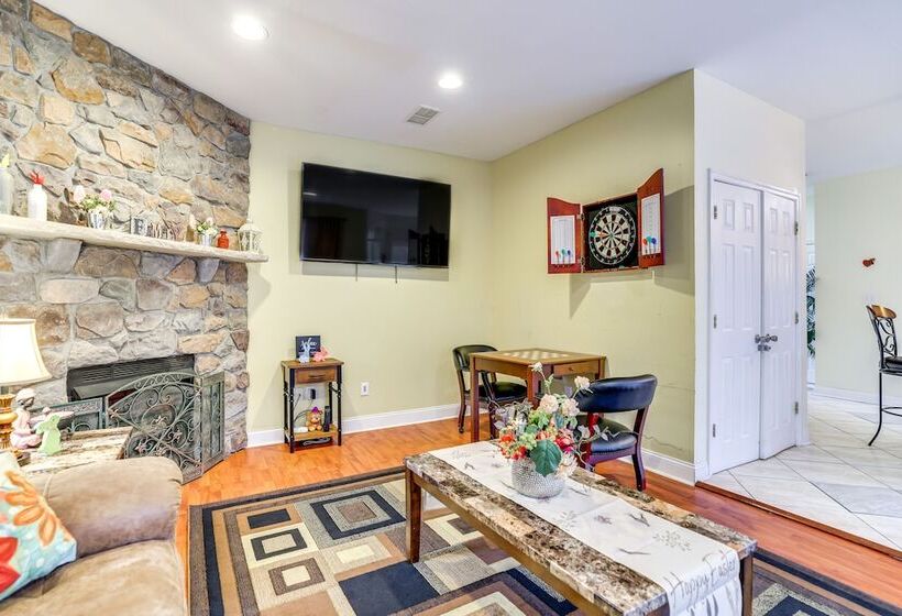 Pet Friendly Tobyhanna Escape Near Hiking & Skiing