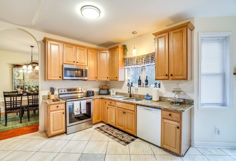 Pet Friendly Tobyhanna Escape Near Hiking & Skiing