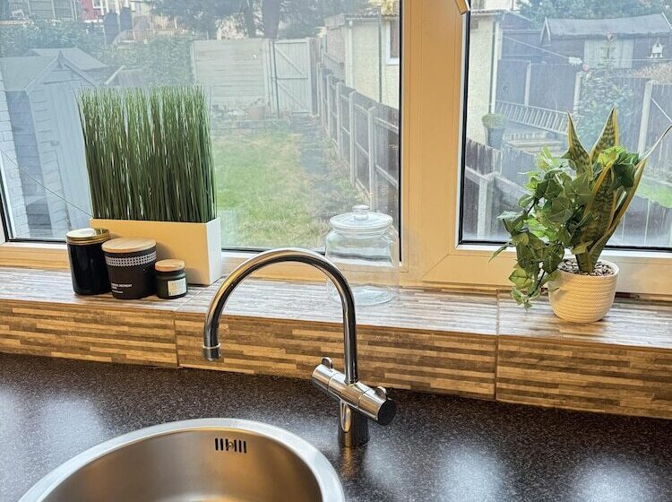 إقامة Leeds 3 Bedrooms 1bathroom Parking Wifi