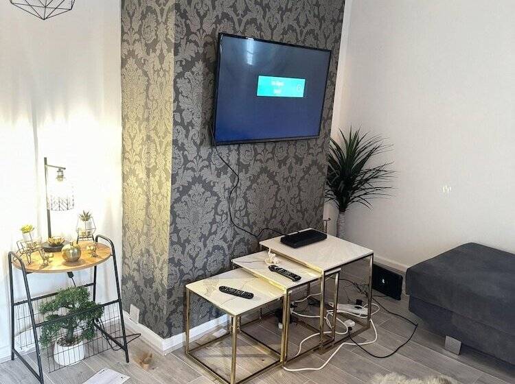 إقامة Leeds 3 Bedrooms 1bathroom Parking Wifi