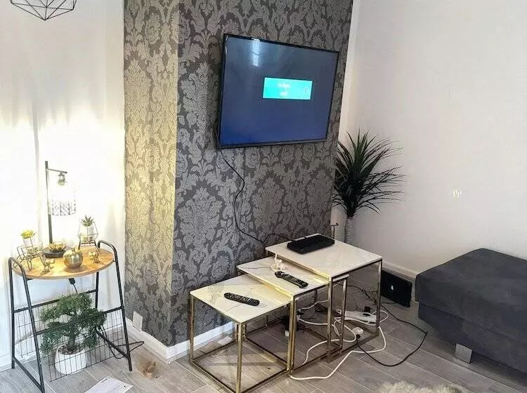 Residenssi Leeds   3 Bedrooms   1bathroom   Parking   Wifi