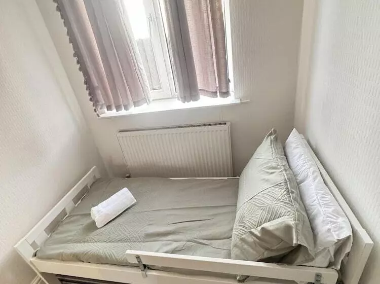 Residenssi Leeds   3 Bedrooms   1bathroom   Parking   Wifi