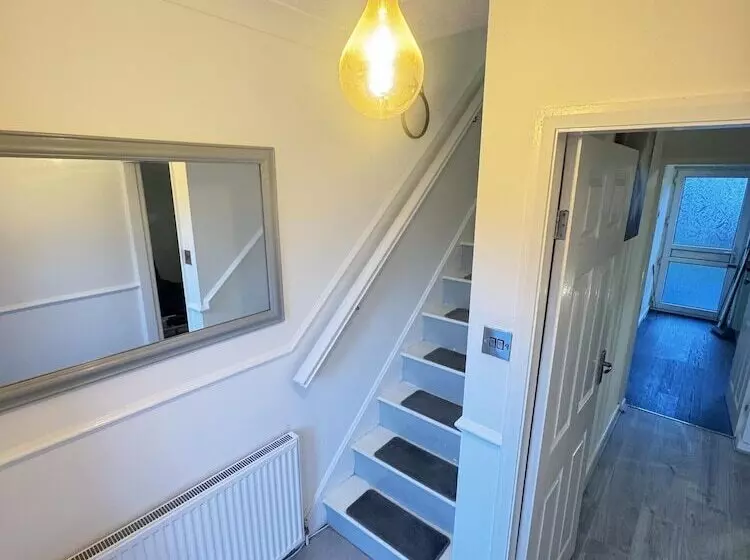 Residenssi Leeds   3 Bedrooms   1bathroom   Parking   Wifi