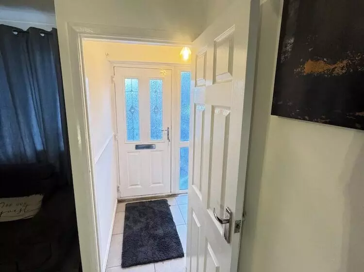 Residenssi Leeds   3 Bedrooms   1bathroom   Parking   Wifi