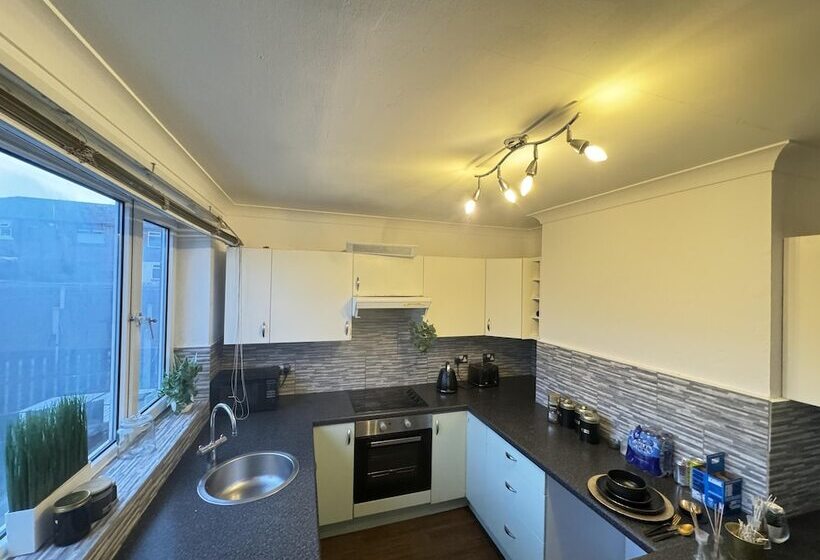 إقامة Leeds 3 Bedrooms 1bathroom Parking Wifi