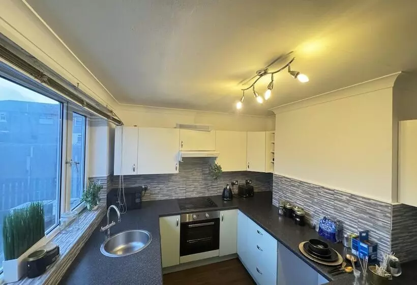 Residenssi Leeds   3 Bedrooms   1bathroom   Parking   Wifi