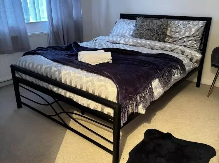 Residenssi Leeds   3 Bedrooms   1bathroom   Parking   Wifi