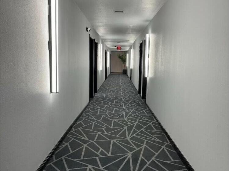 Road House Hotel & Rv Park