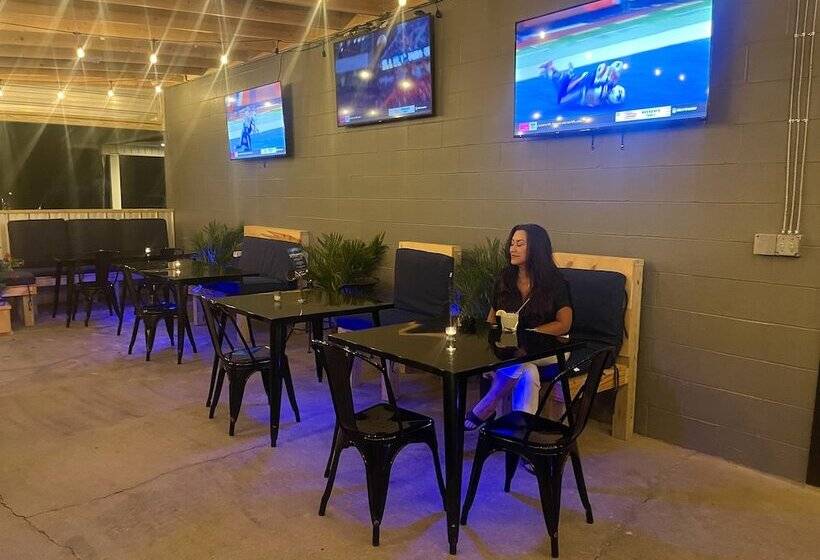 Road House Hotel & Rv Park