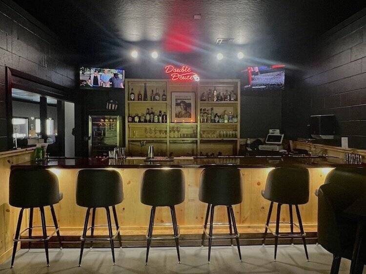 Road House Hotel & Rv Park