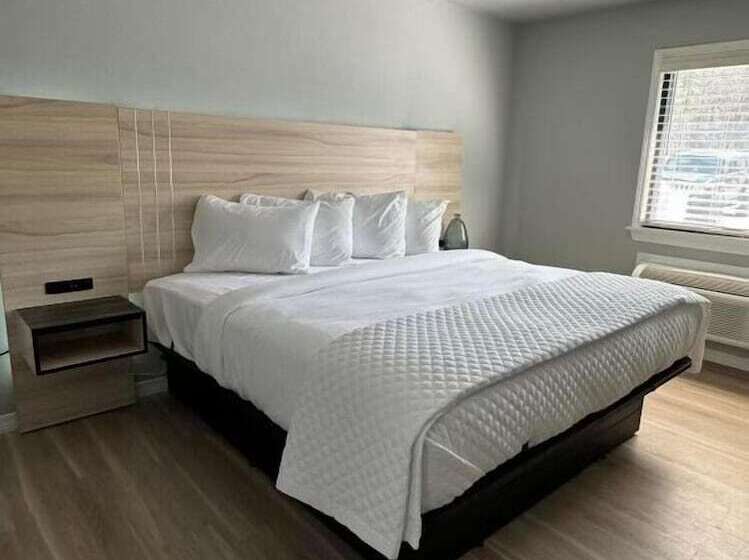 Road House Hotel & Rv Park