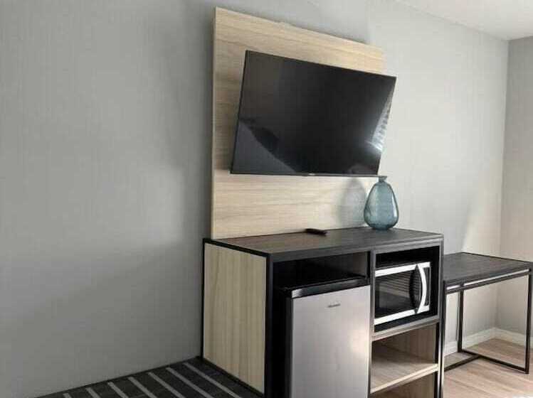 Road House Hotel & Rv Park