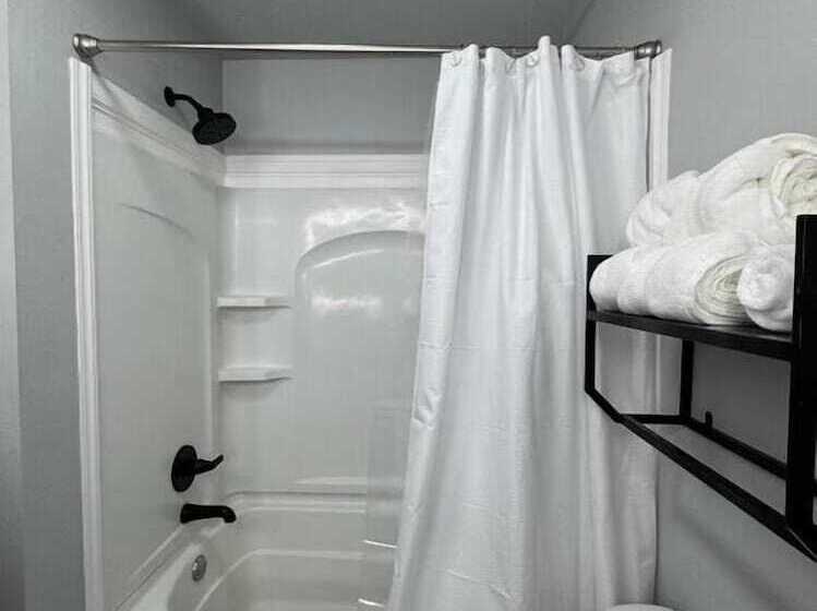 Road House Hotel & Rv Park