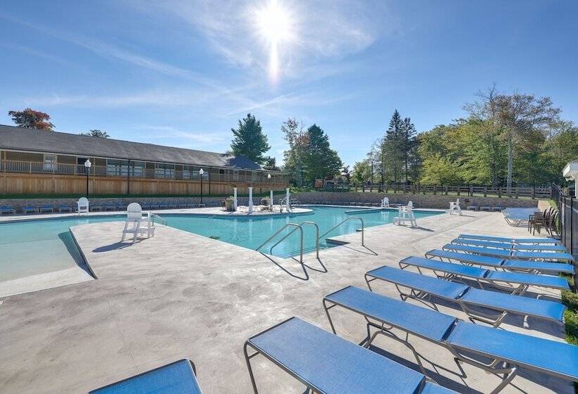 Stylish Tobyhanna Home W/ Fire Pit + Lake Access!