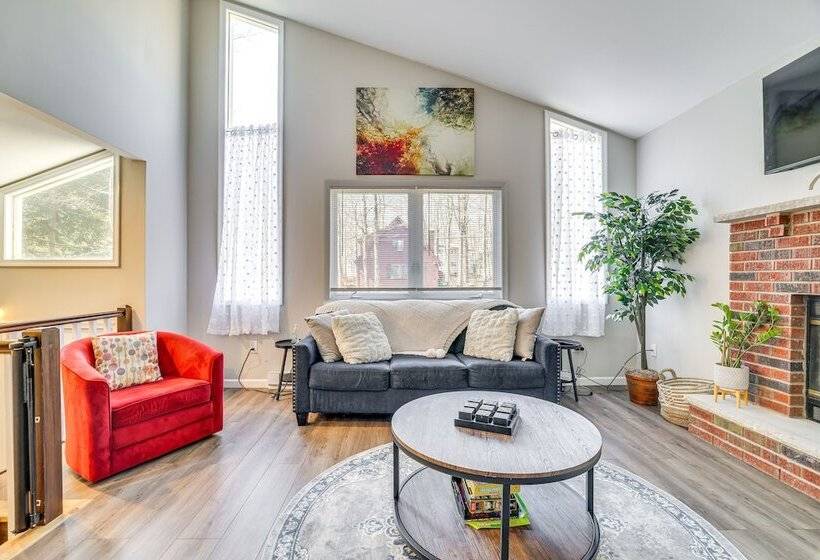 Stylish Tobyhanna Home W/ Fire Pit + Lake Access!