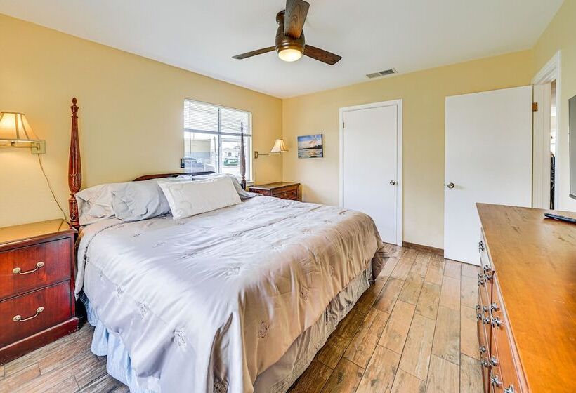 Sunny San Antonio Home Near Downtown: Pets Welcome