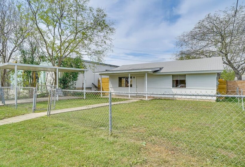 Sunny San Antonio Home Near Downtown: Pets Welcome