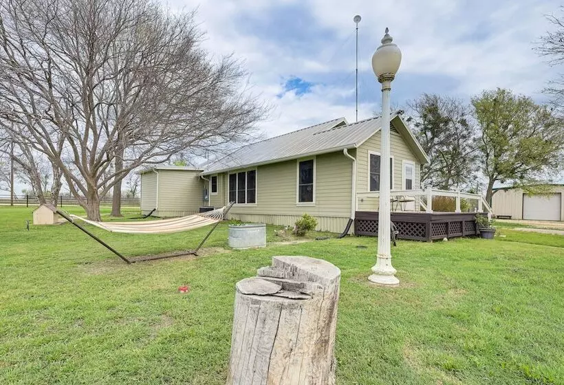 14 Acres W/ Pond Access: Farmhouse In Temple!