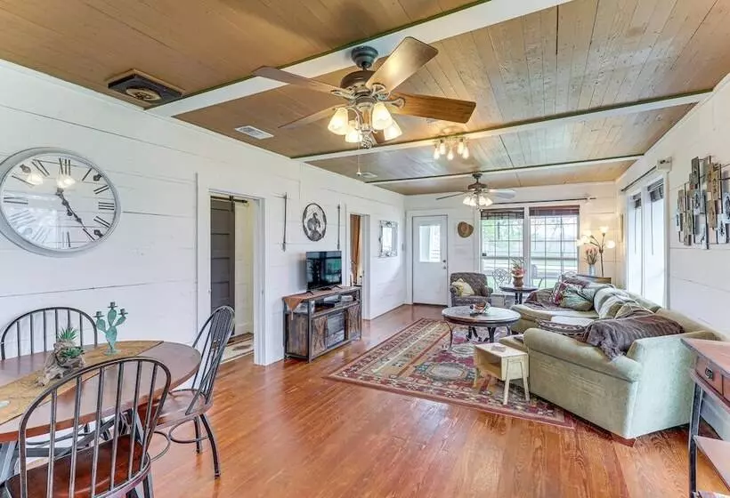 14 Acres W/ Pond Access: Farmhouse In Temple!