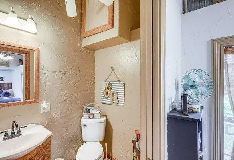 14 Acres W/ Pond Access: Farmhouse In Temple!