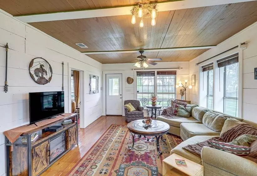 14 Acres W/ Pond Access: Farmhouse In Temple!