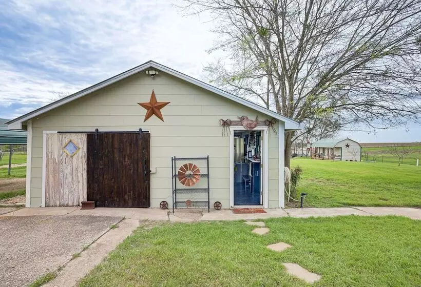 14 Acres W/ Pond Access: Farmhouse In Temple!