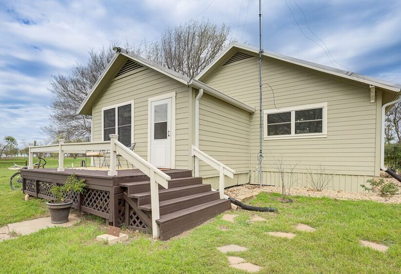 14 Acres W/ Pond Access: Farmhouse In Temple!