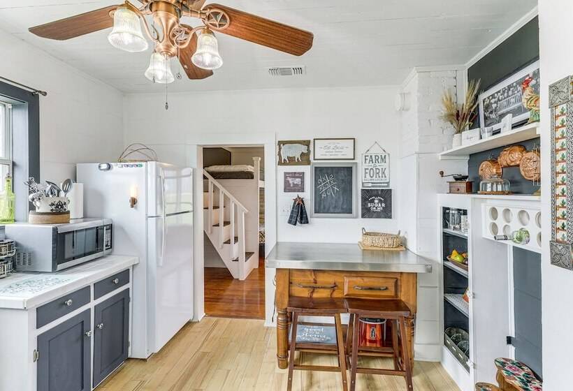 14 Acres W/ Pond Access: Farmhouse In Temple!