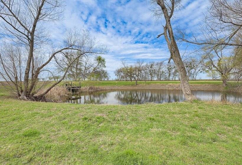 14 Acres W/ Pond Access: Farmhouse In Temple!