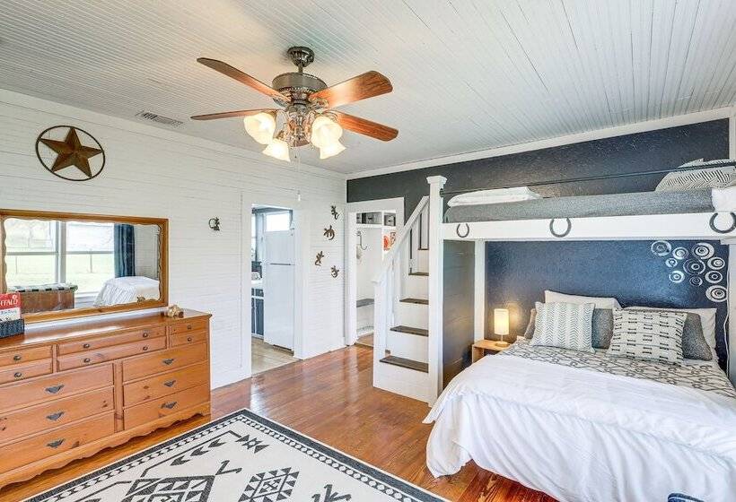 14 Acres W/ Pond Access: Farmhouse In Temple!