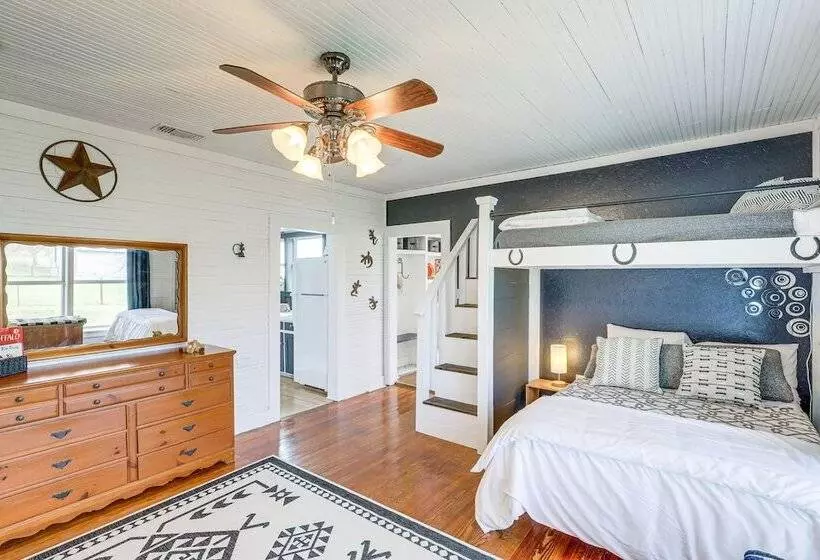 14 Acres W/ Pond Access: Farmhouse In Temple!