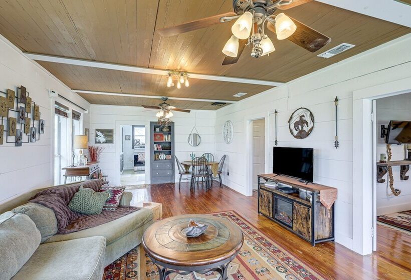 14 Acres W/ Pond Access: Farmhouse In Temple!