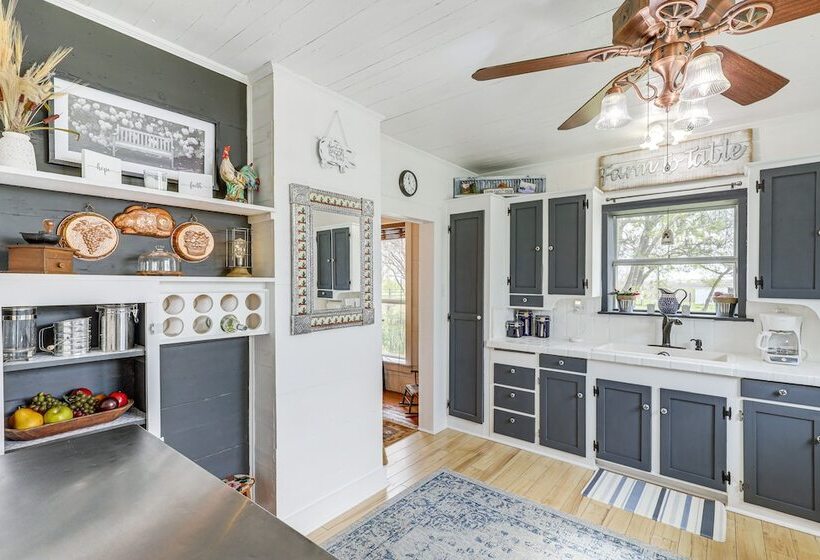 14 Acres W/ Pond Access: Farmhouse In Temple!