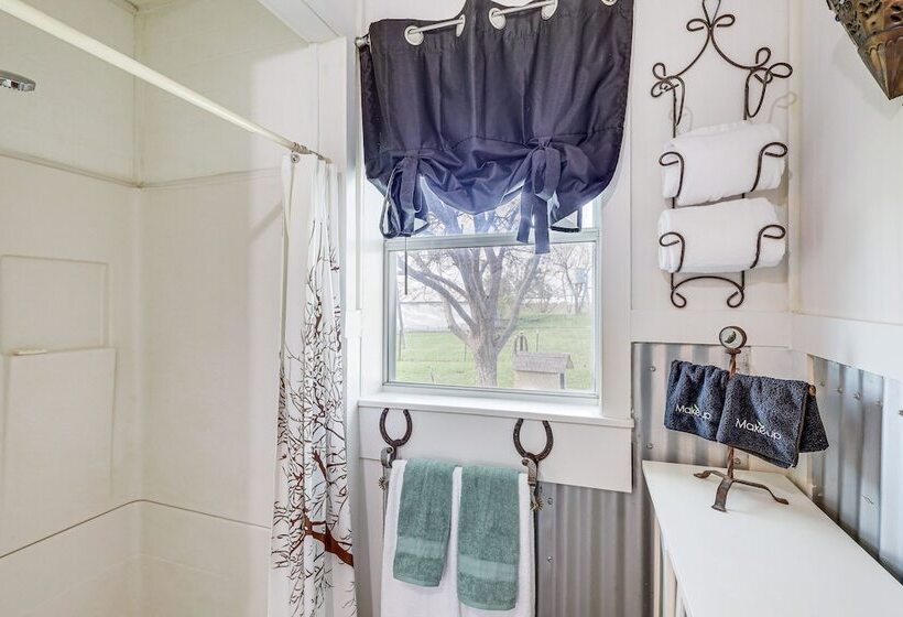 14 Acres W/ Pond Access: Farmhouse In Temple!