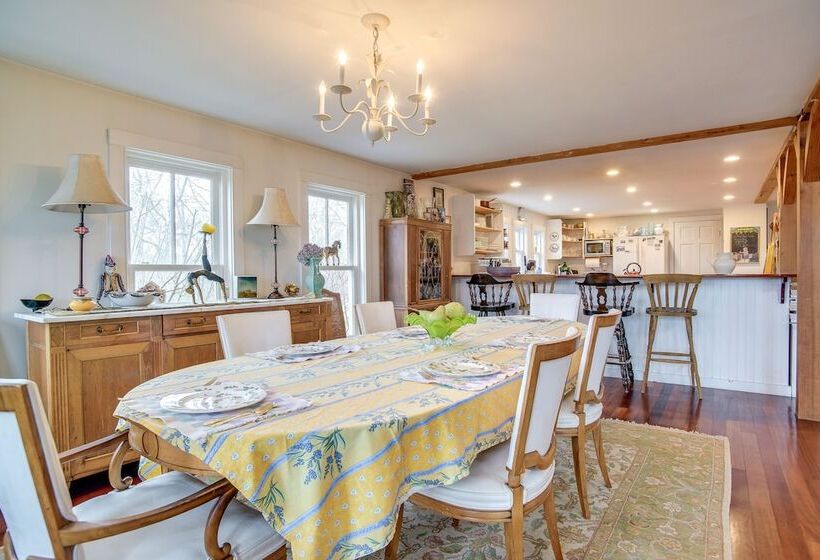 Beautiful Aquinnah Home: Ocean View, Walk To Beach