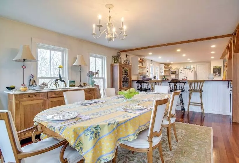 Beautiful Aquinnah Home: Ocean View, Walk To Beach