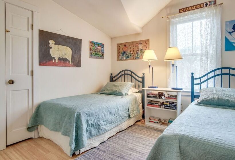 Beautiful Aquinnah Home: Ocean View, Walk To Beach