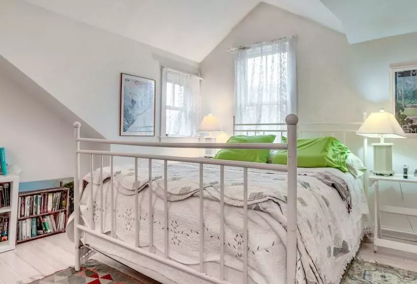 Beautiful Aquinnah Home: Ocean View, Walk To Beach