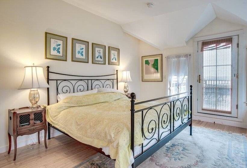 Beautiful Aquinnah Home: Ocean View, Walk To Beach