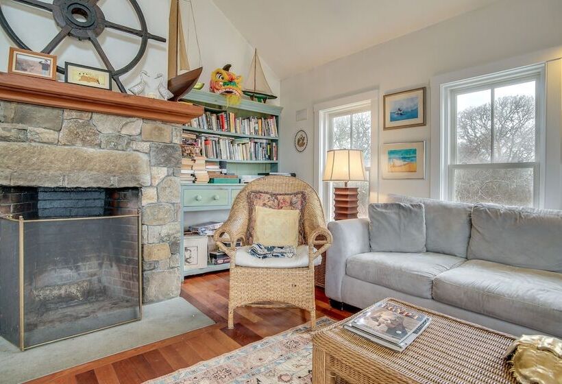 Beautiful Aquinnah Home: Ocean View, Walk To Beach