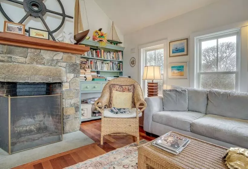 Beautiful Aquinnah Home: Ocean View, Walk To Beach