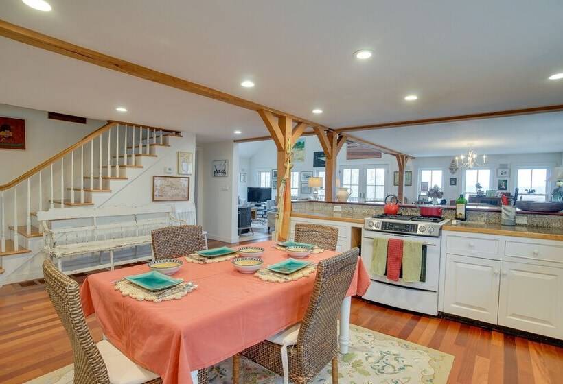 Beautiful Aquinnah Home: Ocean View, Walk To Beach